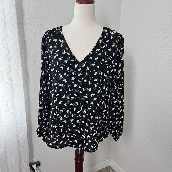 NWT Lush Womens M Black Abstract Print Blouse Button Front V-Neck Long Sleeved - Picture 2 of 9